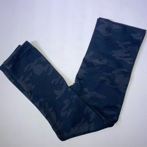 Spanx Look at Me Now Seamless Cropped Leggings Black Camo S